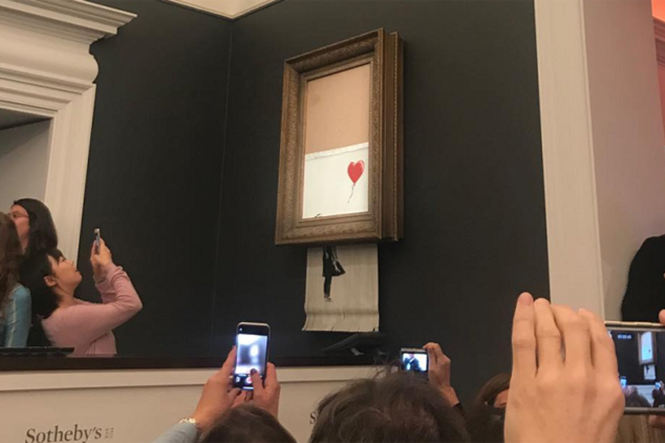 El momento en que se autodestruyó la tela de Banksy (Fuente: Twitter)