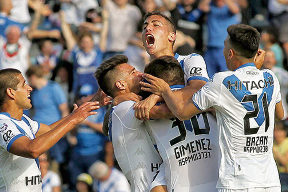 Vélez festeja el gol de Cufré. (Fuente: Bernardino Avila)