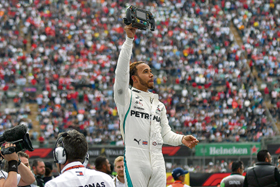 Halmilton terminó ayer cuarto, pero igual festejó su quinto título de F1. (Fuente: EFE)