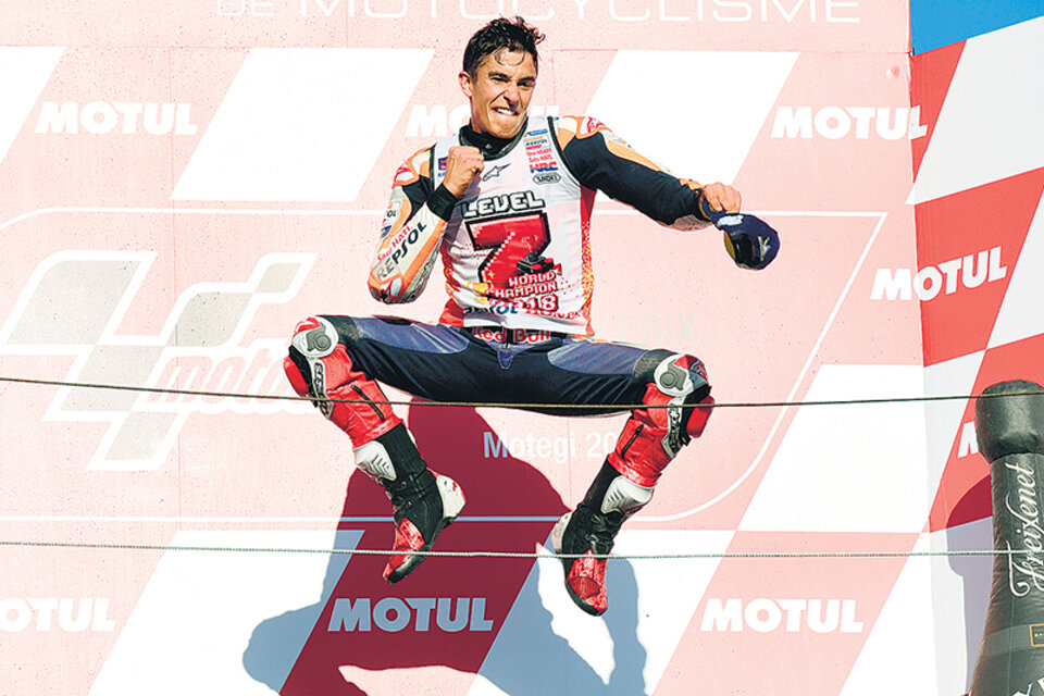 Márquez muestra toda su alegría en el podio de Motegi, Japón. (Fuente: AFP)