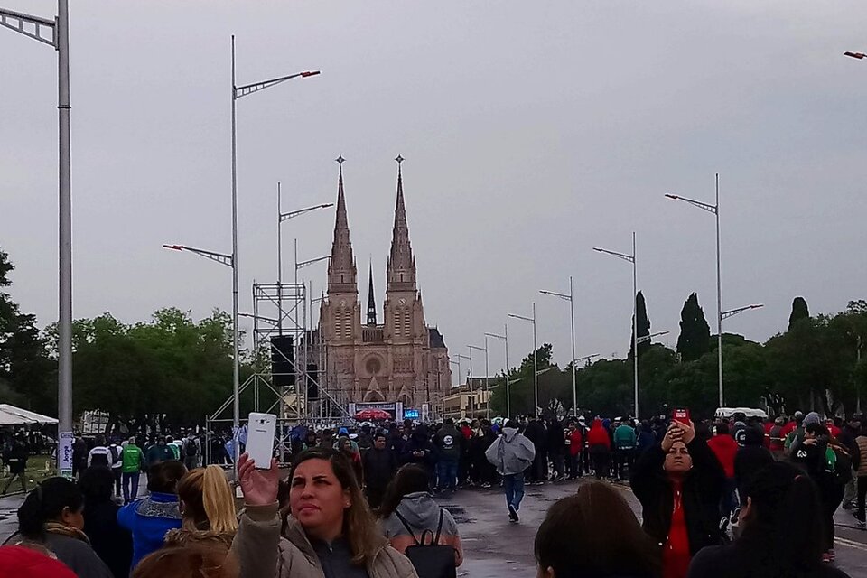 El Encuentro de Fe se realizará frente a la Basílica de Luján, que ayer ya se preparaba para el acontecimiento. (Fuente: @unionyluchaok)