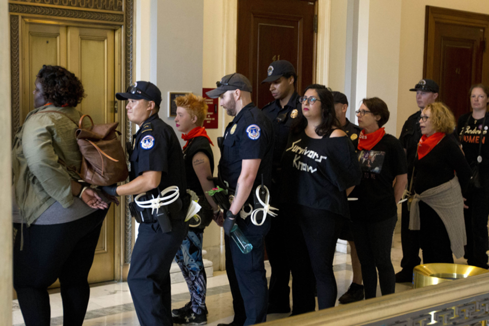 La Policía del Capitolio detuvo a 302 personas por protestar contra Kavanaugh en las puertas del Senado. (Fuente: AFP/José Luis Magana)