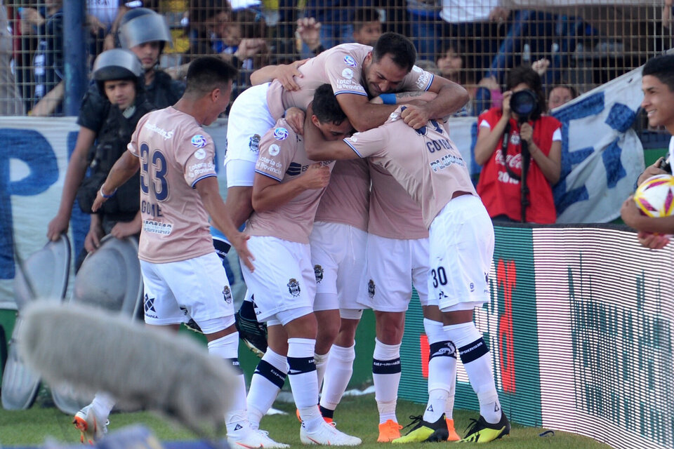 Los jugadores de Gimnasia se juntan para gritar el gol de Maximiliano Comba. (Fuente: Fotobaires)