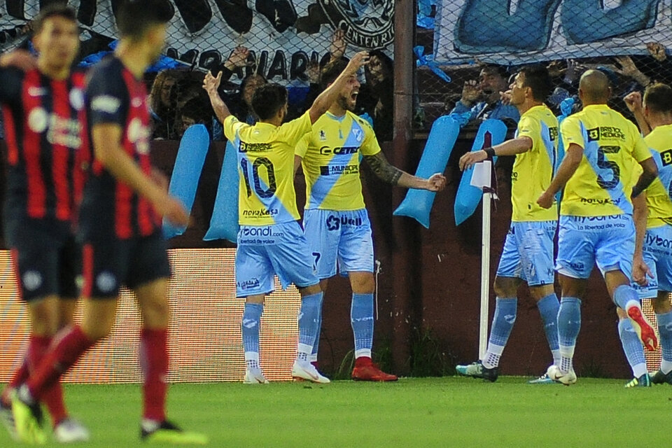 Los jugadores de Temperley festejan la clasificación a las semifinales de la Copa Argentina. (Fuente: Fotobaires)