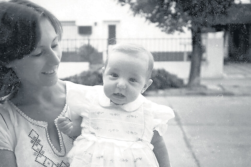 Silvia Suppo y su hija Marina con un vestido que ella misma bordó para su beba estando detenida.