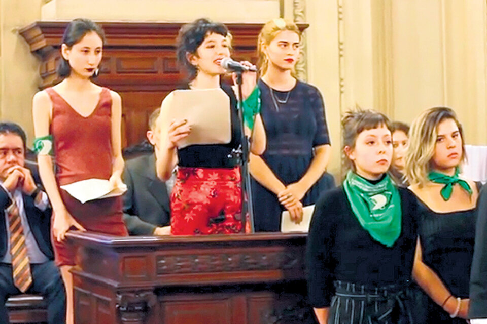 Las ex alumnas del Colegio Nacional de Buenos Aires denunciaron hábitos de acoso sexual en los claustros.