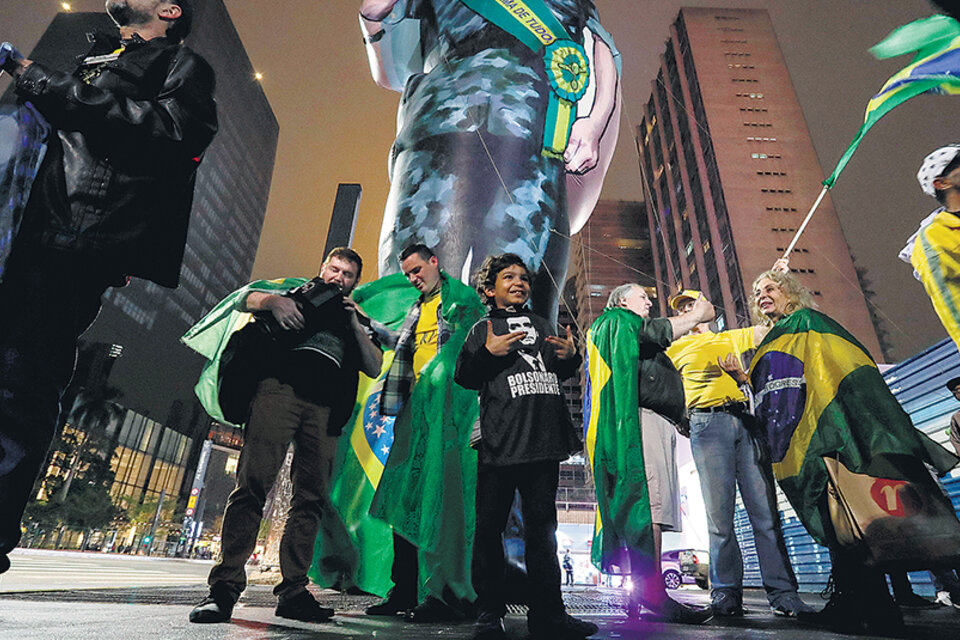 Seguidores del militar Bolsonaro instalaron un muñeco gigante en la avenida Paulista en San Pablo. (Fuente: EFE)