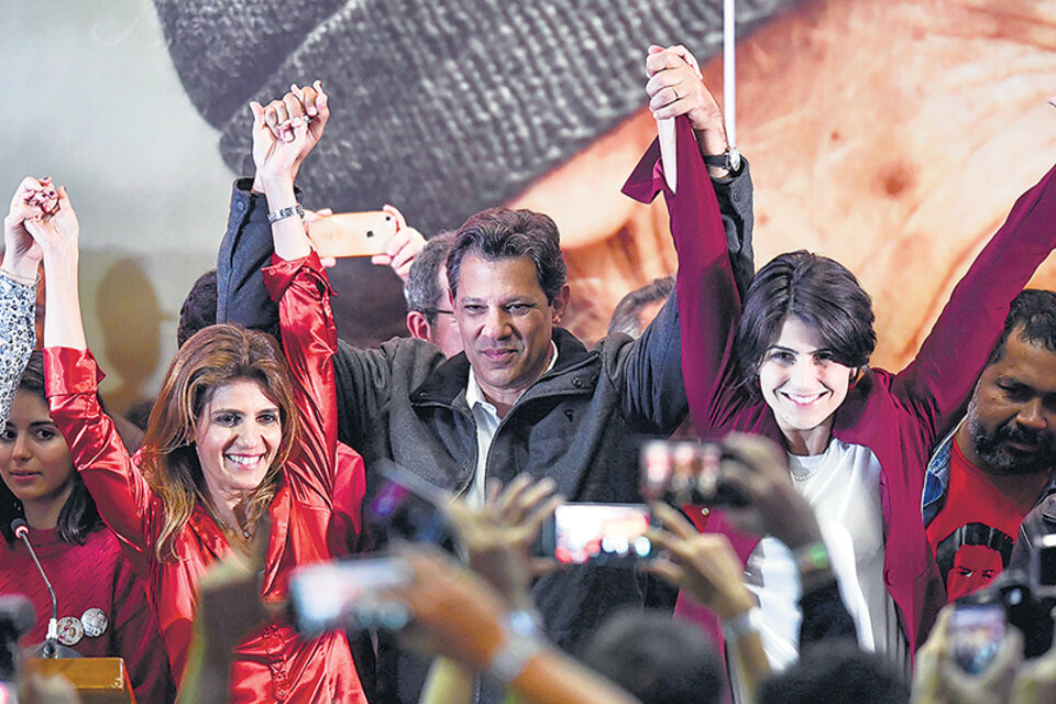 Fernando Haddad, junto a su esposa Ana Estela Haddad (izq.) y la candidata a vice Manuela D’Avila. (Fuente: AFP)