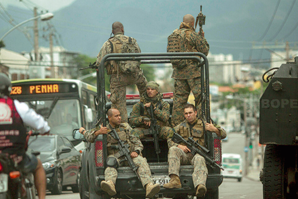 Bajo la sombra de los militares (Fuente: AFP)