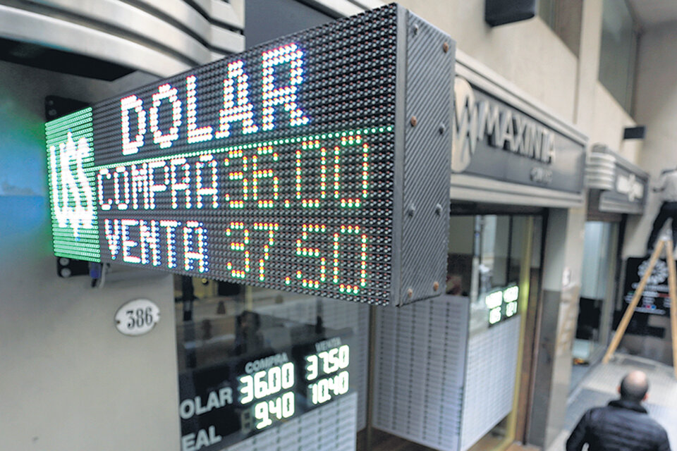 El dólar en las casas de cambio terminó la semana en 37,60 pesos. Las acciones rebotaron 7,1 por ciento. (Fuente: NA)