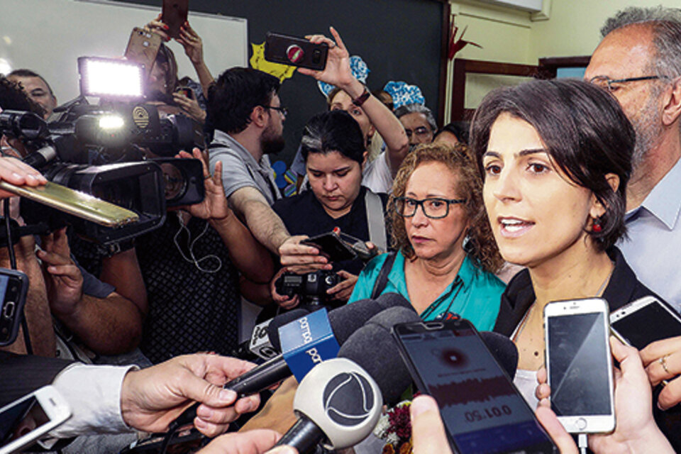 Manuela habla con la prensa en la escuela Santa Inés de Porto Alegre, donde votó ayer.