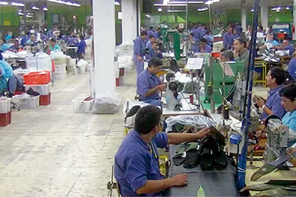 La textil Alpargatas está ajustando su planta en Tucumán, afectando la fuente laboral de 500 personas.