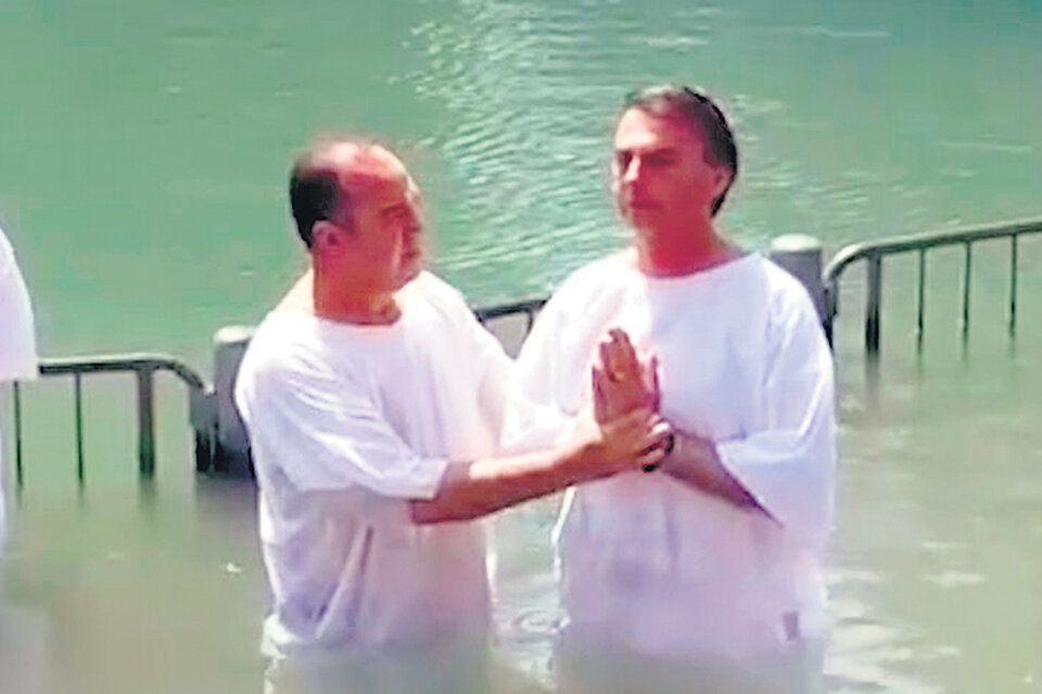 El bautismo de Bolsonaro en el río Jordán. El apoyo evangélico fue clave para el triunfo en primera vuelta del candidato ultraderechista.