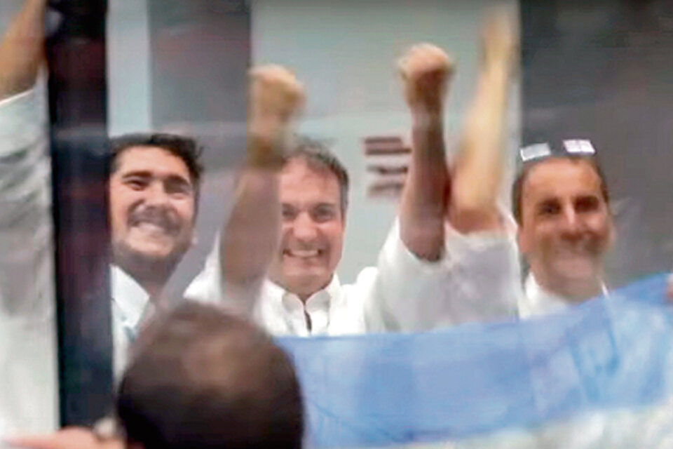 Andrés Rodríguez (centro) celebra en Guayana el 16 de octubre de 2014 el lanzamiento del satélite Arsat-1. (Fuente: EFE)