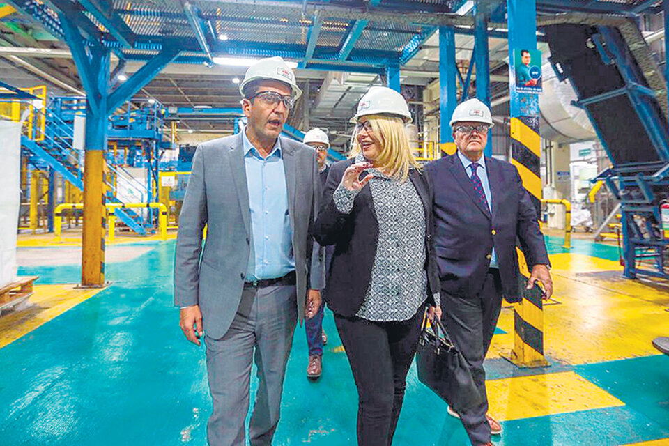 Sergio Massa, Rosana Bertone y José Ignacio de Mendiguren de recorrida en la planta de Dow Chemical.