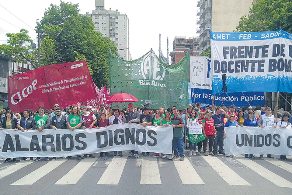 Estatales, docentes, médicos y judiciales se movilizaron en La Plata. (Fuente: NA)