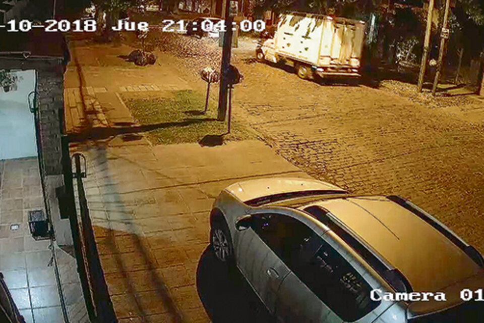 Imagen del video donde aparece el camión desde el que se descartó el cuerpo de la niña. (Fuente: NA)