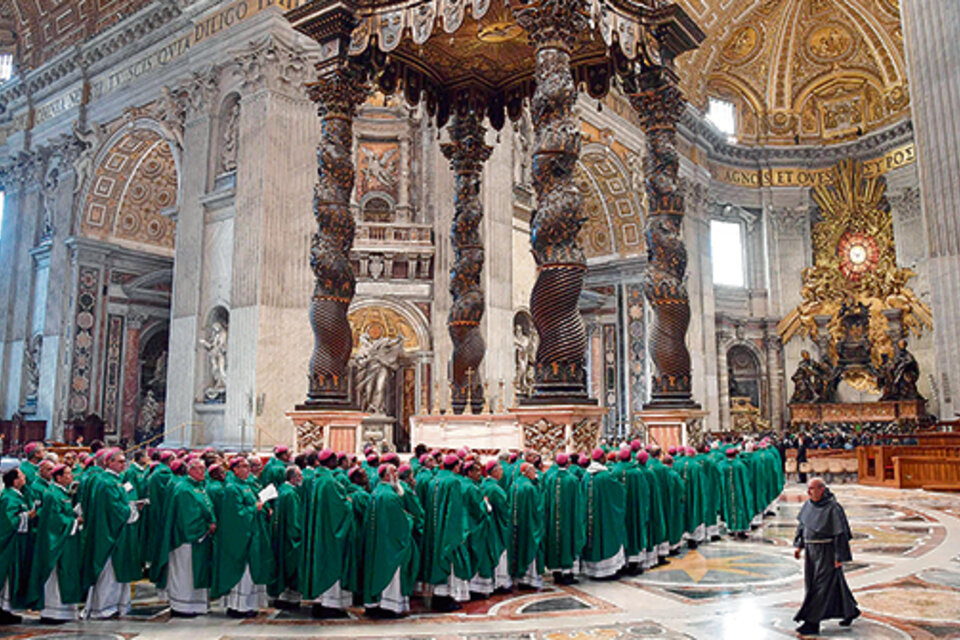 El papa Francisco celebra la misa antes de la sesión del sínodo de obispos.