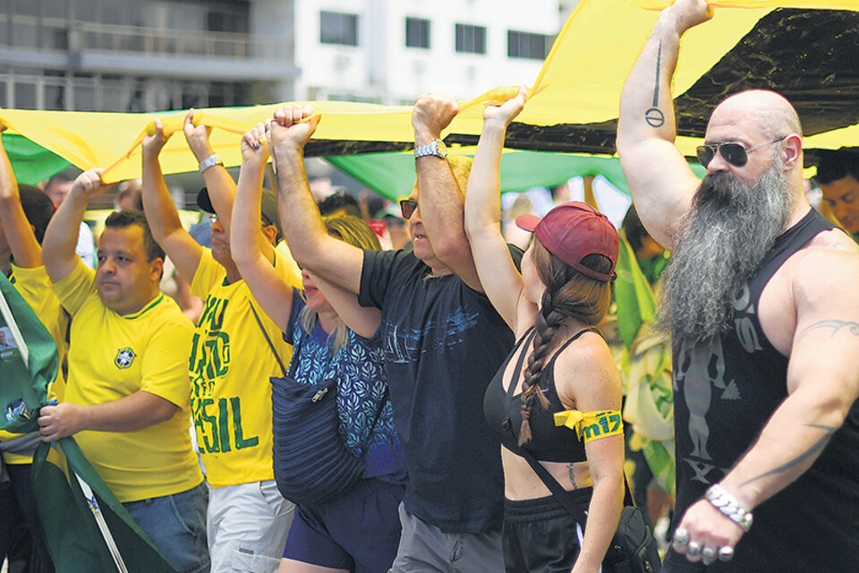 Los seguidores de Bolsonaro marcharon por la Avenida Paulista de San Pablo a una semana del ballottage.