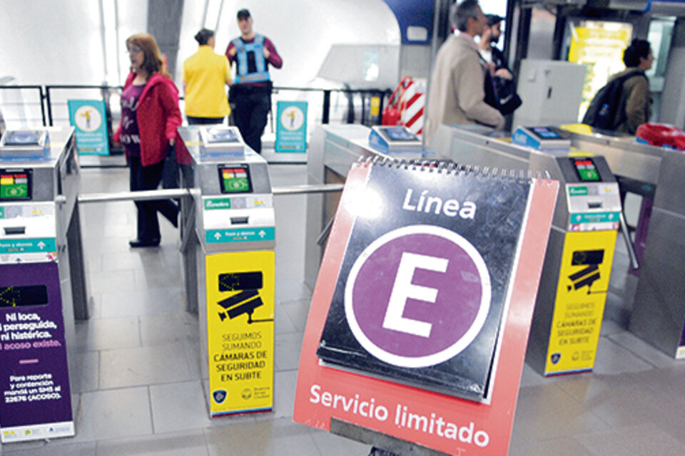 El muy escueto aviso de Metrovías a todos los usuarios a los que dejaba sin servicio por cinco días... según dijo más tarde. (Fuente: Sandra Cartasso)