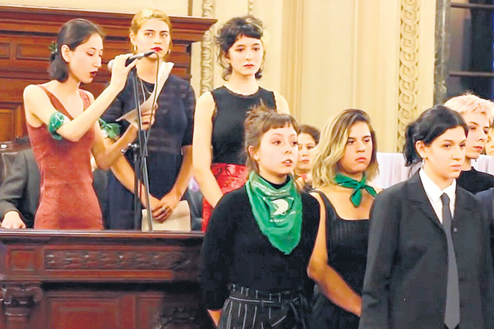 El acto: Ema Graña (arriba, en el centro), Zoe Taricco (adelante, con pañuelo verde al cuello) y Cata Gobelli, de corbata a su derecha.