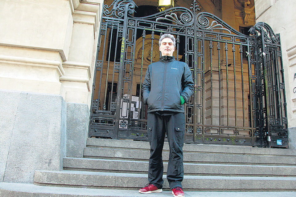 Gabriel Delisio, ayer, frente al Colegio Nacional Buenos Aires del que fue echado en 1992. (Fuente: Jorge Larrosa)