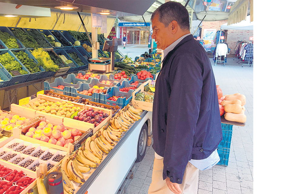 Correa compra en el mercado de la Place de la Université.