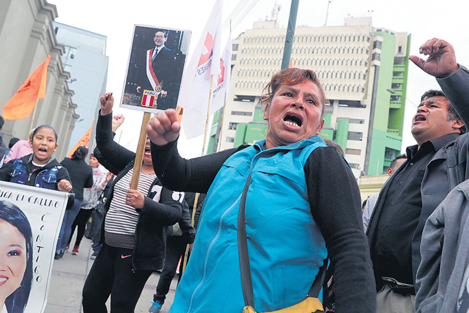 Manifestantes fujimoristas protestaban por la detención de Keiko, ayer, en Lima. (Fuente: EFE)