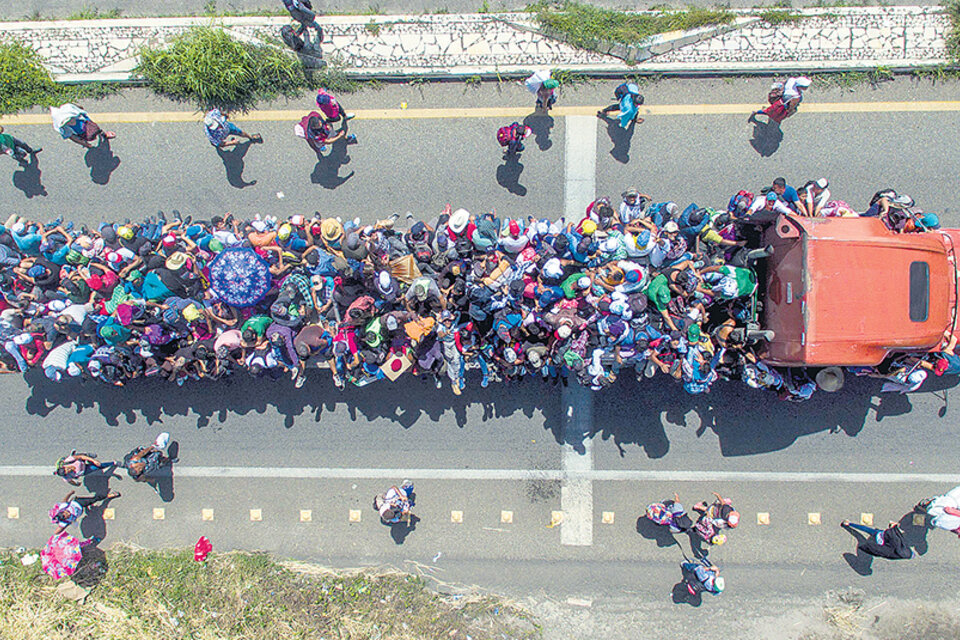 La caravana partió de Honduras y fue sumando migrantes: comprende unas 7233 personas. (Fuente: AFP)