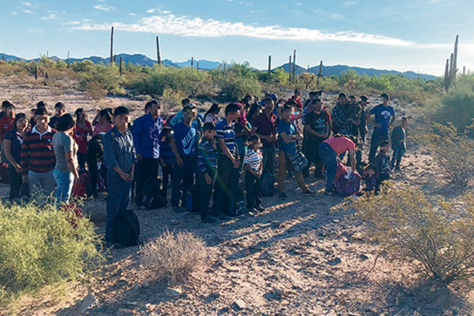 Migrantes centroamericanos fueron detenidos ayer en Tucson.