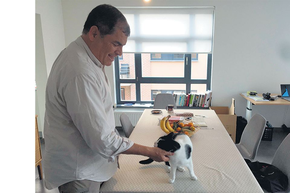 Mientras siga vigente la prisión preventiva, Correa no volverá a Ecuador; en la imagen con su gato Dobi.