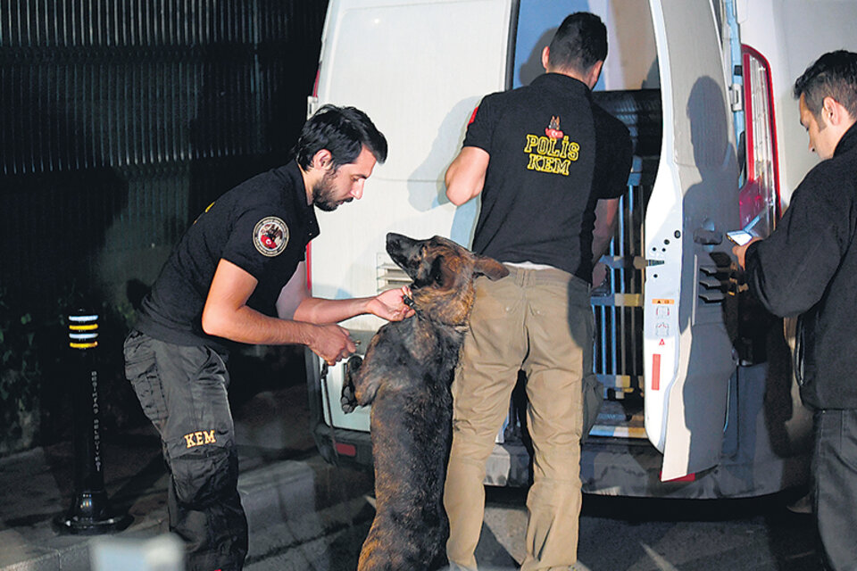 Un equipo de investigación turco registró el consulado saudita en Estambul en busca de pruebas.