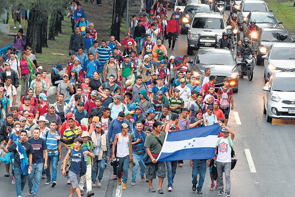 Migrantes hondureños caminan en dirección a Tecun Uman, frontera con México, tras salir de Guatemala.