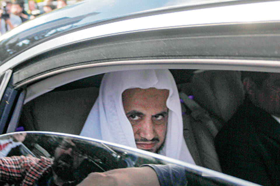 El fiscal general de Arabia Saudita, Saud El Moyeb, abandona el consulado saudí en Estambul. (Fuente: EFE)
