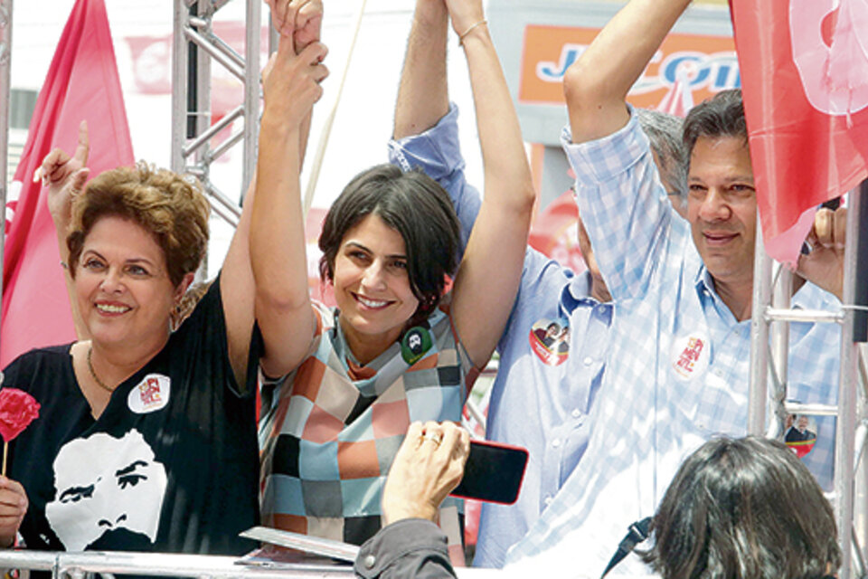 Dilma, Manuela y Haddad saludan en el cierre de campaña del PT en Belo Horizonte.