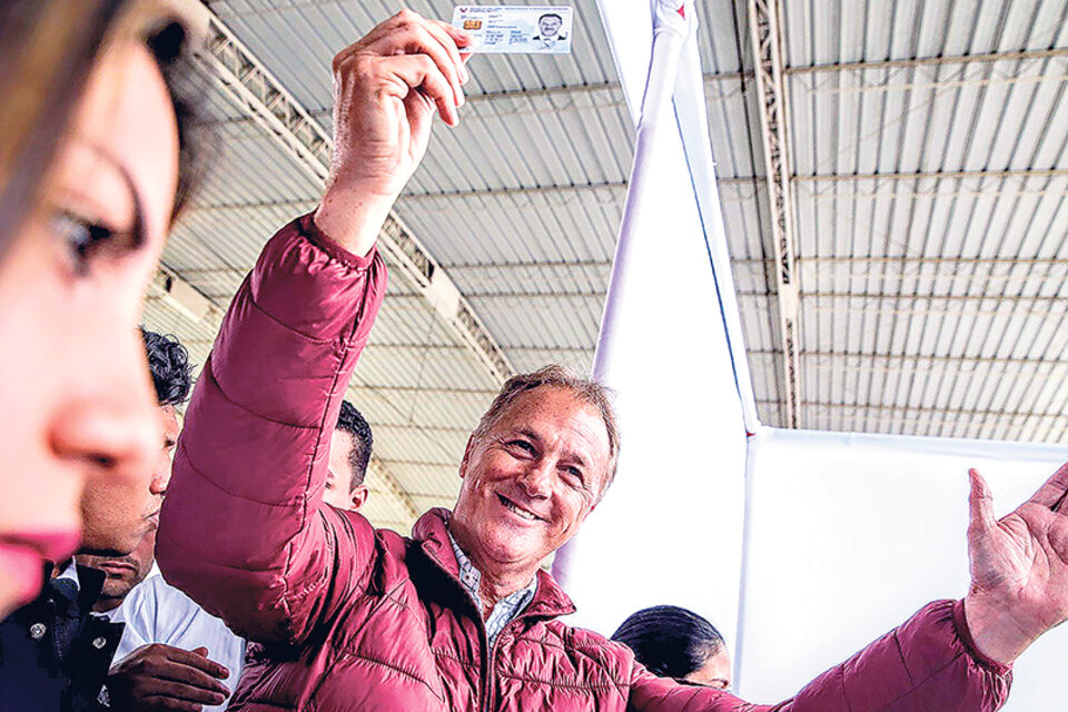 Jorge Muñoz polarizó la campaña con el ex general Urresti; tuvo el respaldo de los medios. (Fuente: EFE)