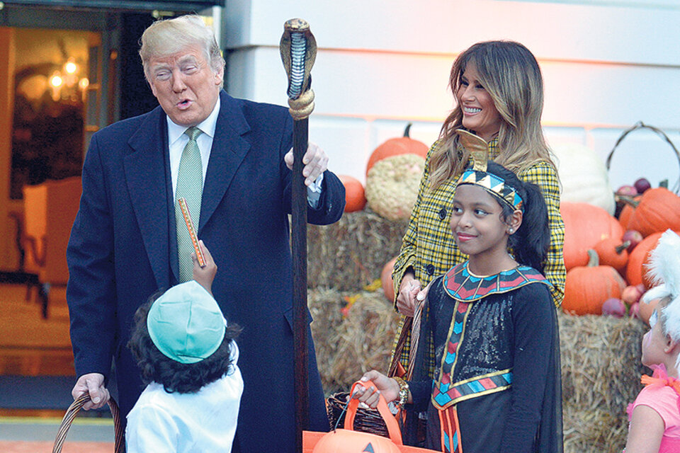 La pareja presidencial Trump y Melania recibe a niños por la fiesta de Halloween. (Fuente: EFE)