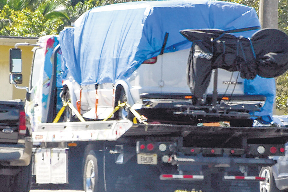 La camioneta de Sayoc (abajo), cubierta con una lona, remolcadada a una sede del FBI en Miami. (Fuente: AFP)