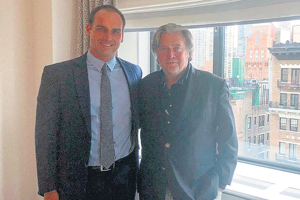 Eduardo Bolsonaro con Steve Bannon, ex jefe de campaña de Trump.