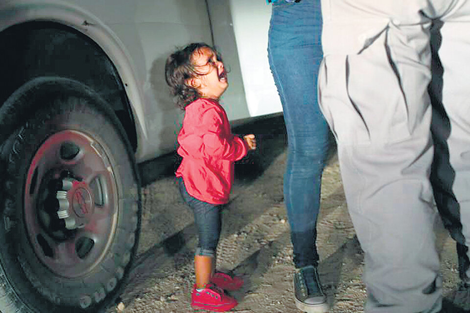 Un niño llora mientras se llevan a su madre en la frontera entre México y Estados Unidos. (Fuente: AFP)