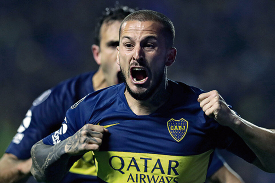 Darío Benedetto con la boca llena de gol luego de una de sus dos definiciones. (Fuente: AFP)
