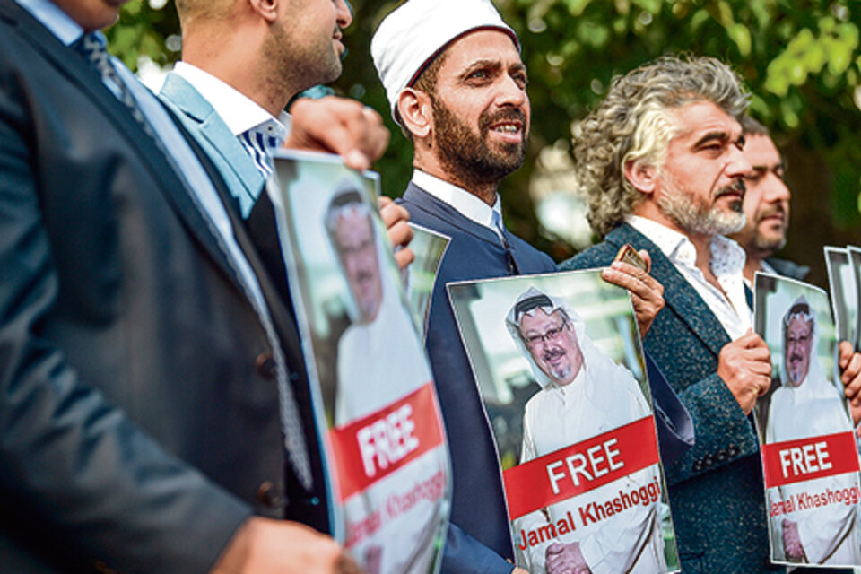 Manifestantes piden la libertad de Khashoggi ayer frente al consulado saudí en Estambul. (Fuente: AFP)