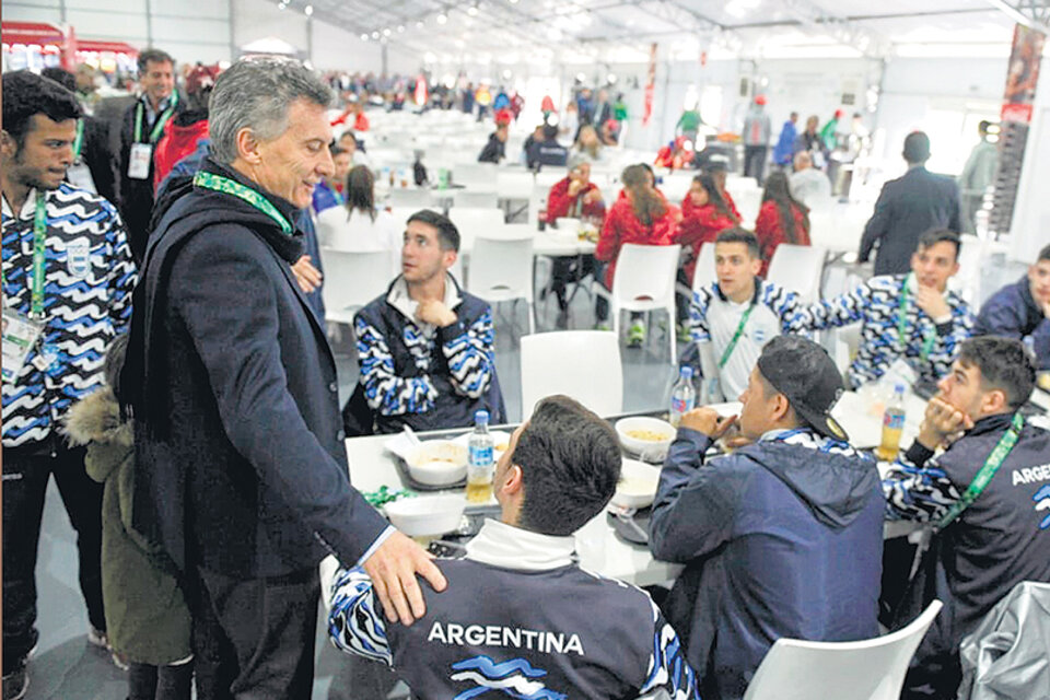 Mauricio Macri durante el almuerzo con los deportistas argentinos en la Villa Olímpica.