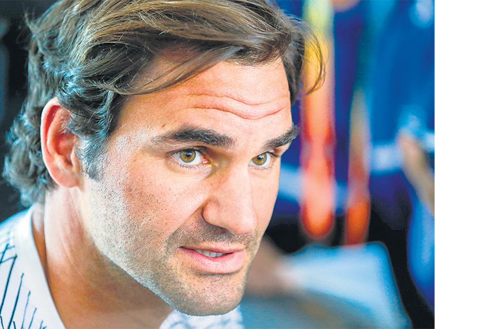 Federer, en tensión con el futbolista Piqué.