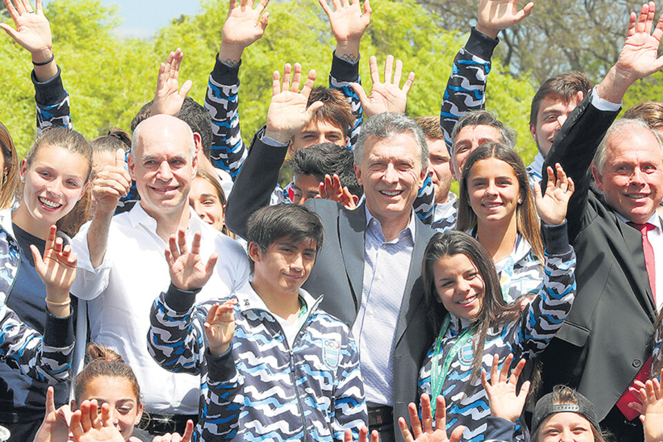 El presidente Mauricio Macri, ayer junto a los deportistas olímpicos. (Fuente: NA)