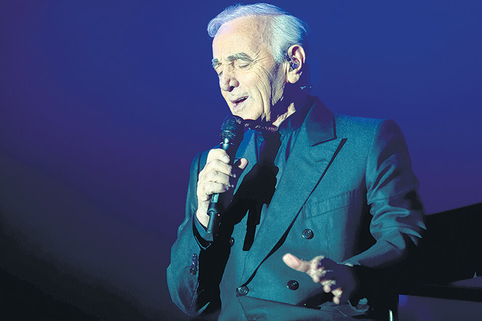 Aznavour imprimió su marca en una época y un género al que dotó de nombre y apellido. “Cantaré mientras mi corazón palpite”, dijo. Y cumplió. (Fuente: AFP)