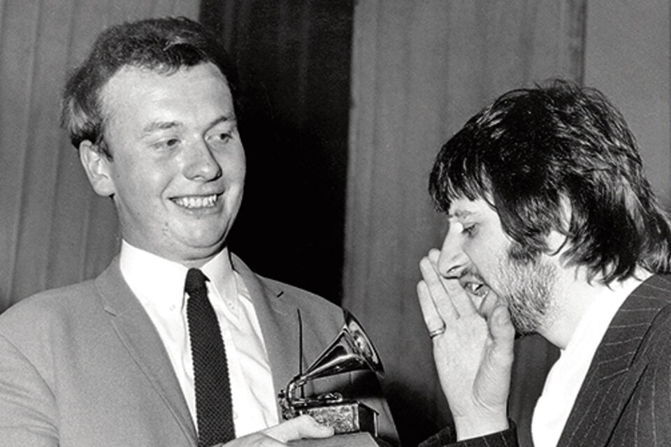 Emerick junto a Ringo Starr. El sonidista ganó cuatro premios Grammy.