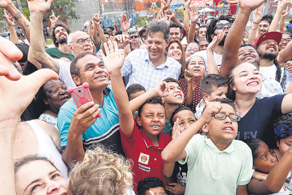 Haddad saluda a la multitud durante un acto de campaña en San Pablo.