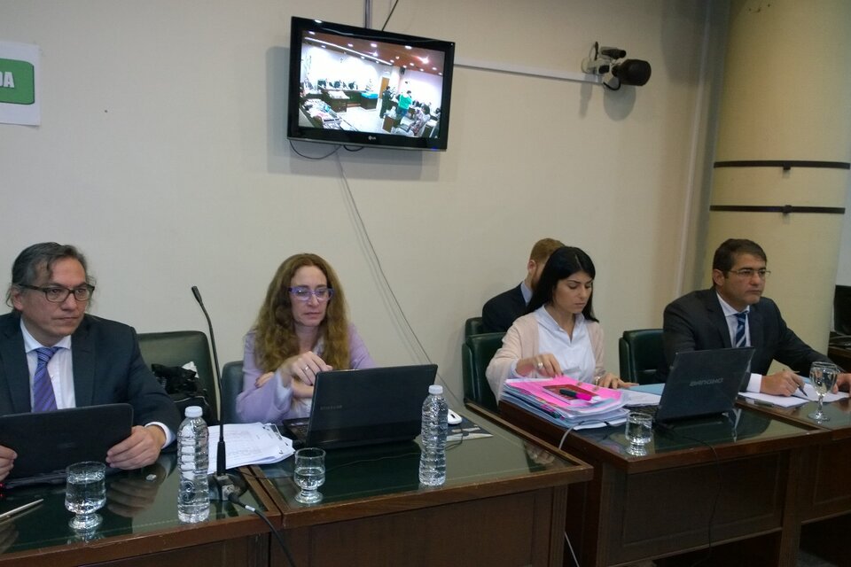 Los querellantes Guillermo Muné y Lucila Puyol, y el fiscal Martín Suárez Faisal.