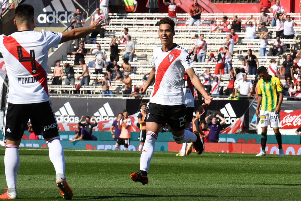 Ferreira festeja su gol mientras se suman el resto de sus compañeros. (Fuente: Fotobaires)